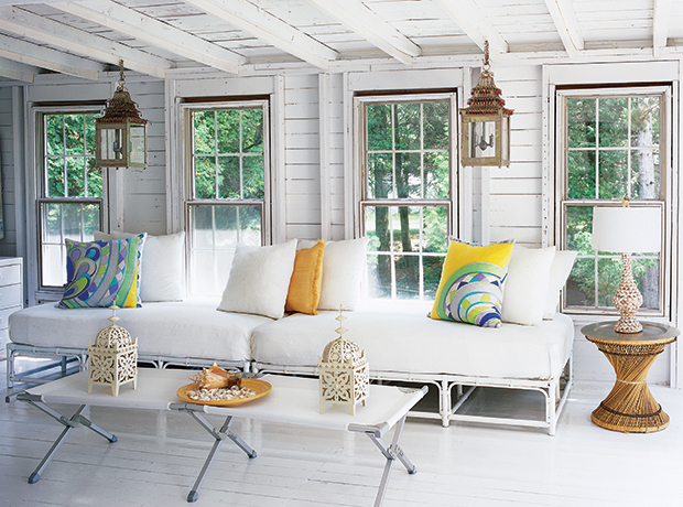 10 michelle lloyd HH JY07 white sun room with moroccan lamps
