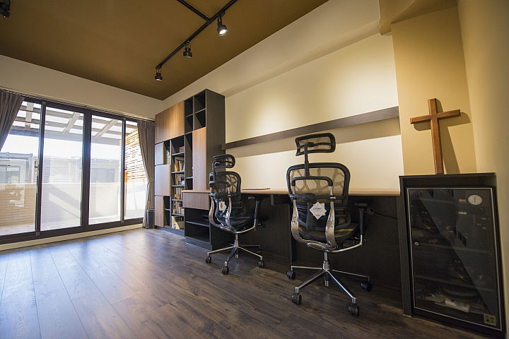 【開箱】當咖啡遇上藏藍 打造原木的家