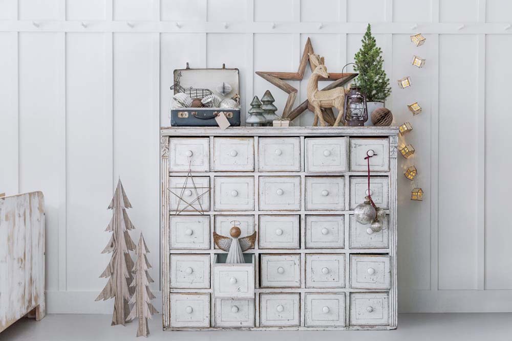 Alpine-Retreat-Xmas-Ornaments-Chest-04-no-leaf